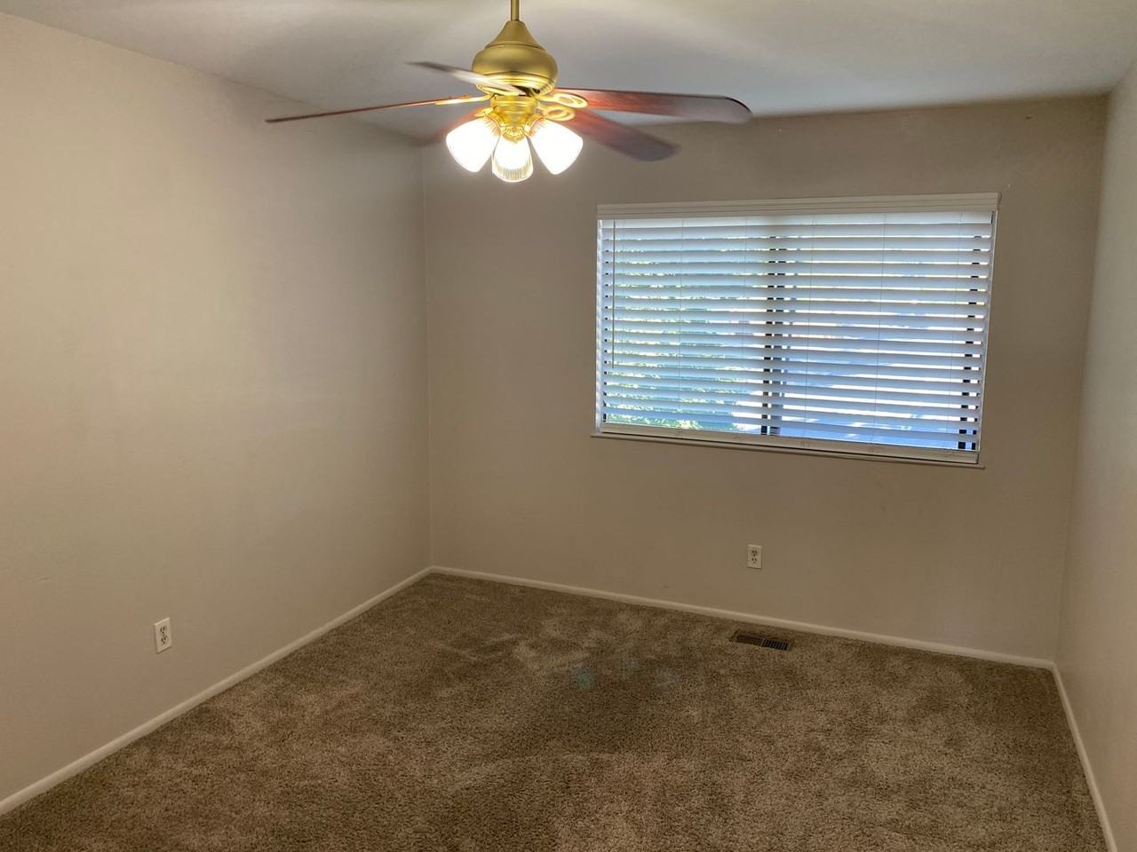 2565 Everett Dr - Photo 6 of 12