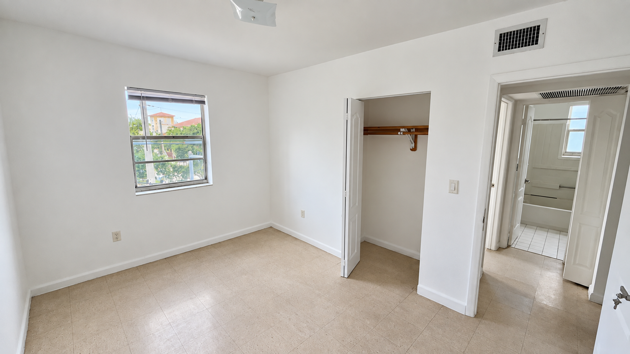 275 Nw 10th St - Photo 6 of 10