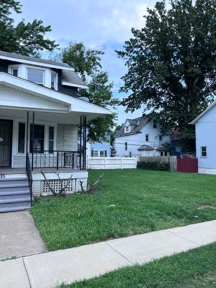 10705 Greenlawn Ave - Photo 2 of 12