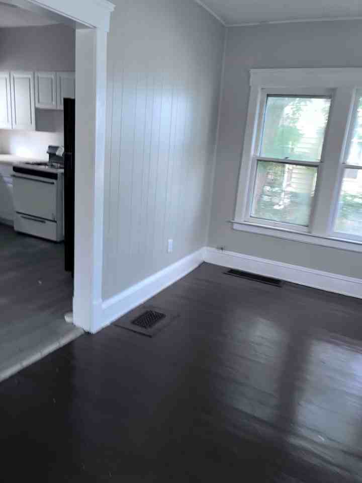10705 Greenlawn Ave - Photo 4 of 12