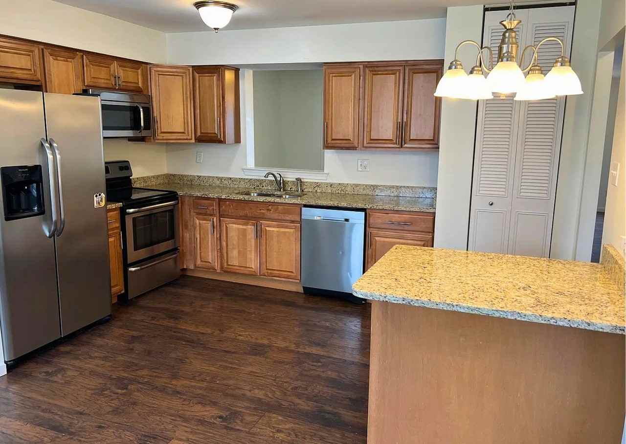 102 Caernarvon Ct - Photo 2 of 36