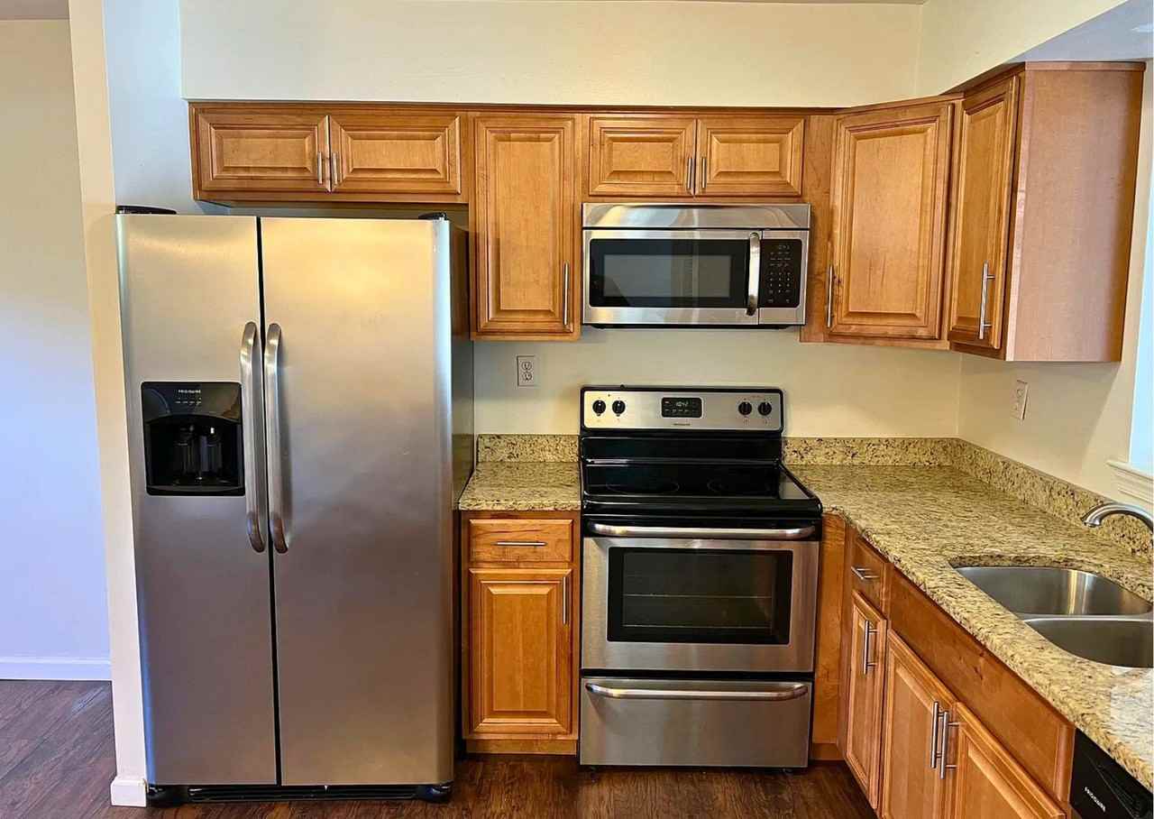 102 Caernarvon Ct - Photo 3 of 36