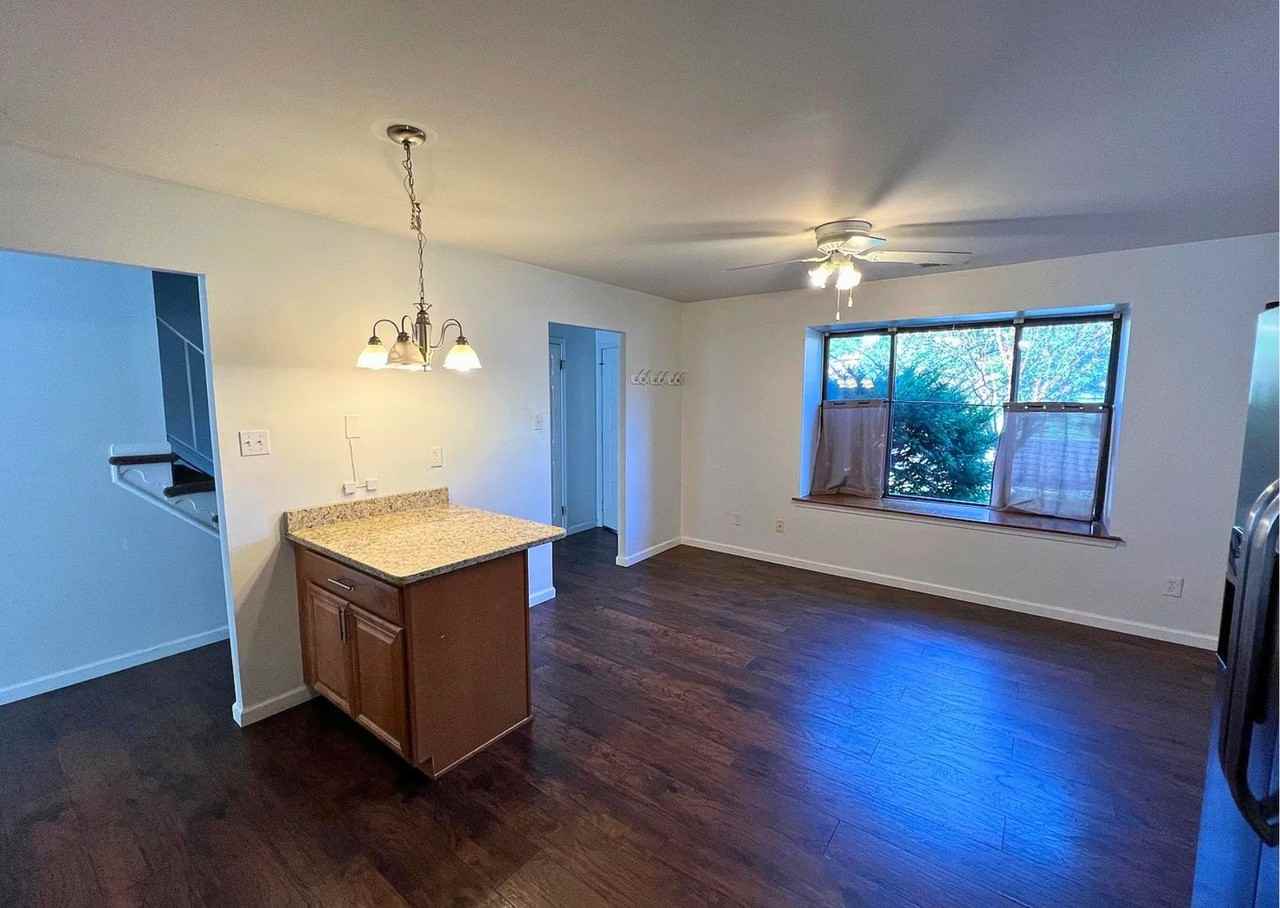 102 Caernarvon Ct - Photo 7 of 36