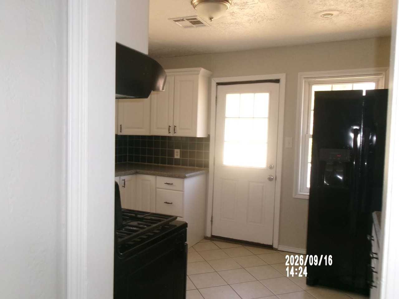 1612 Nw 25th St - Photo 3 of 11