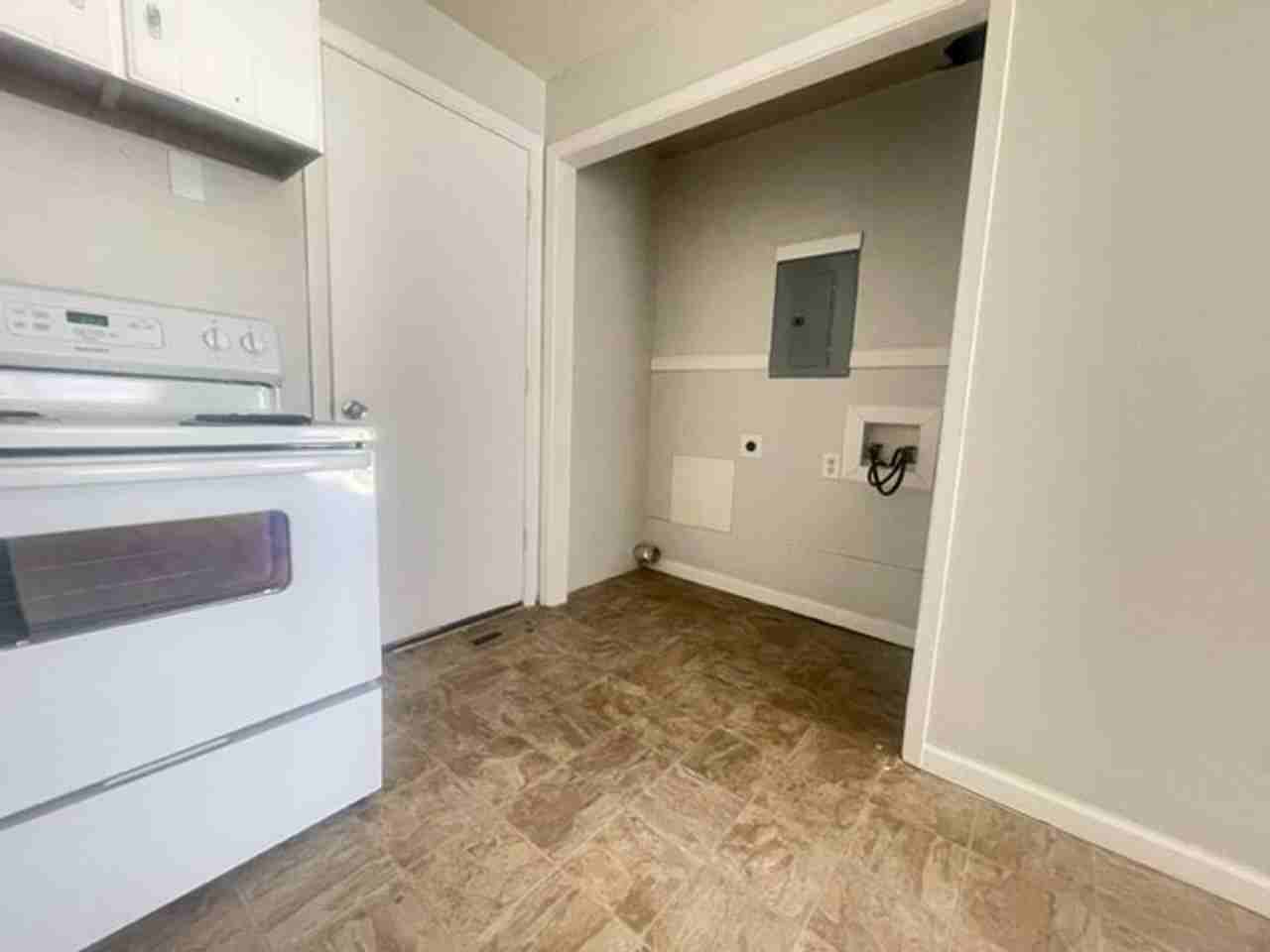 1031 S Glenn St #1 - Photo 2 of 10