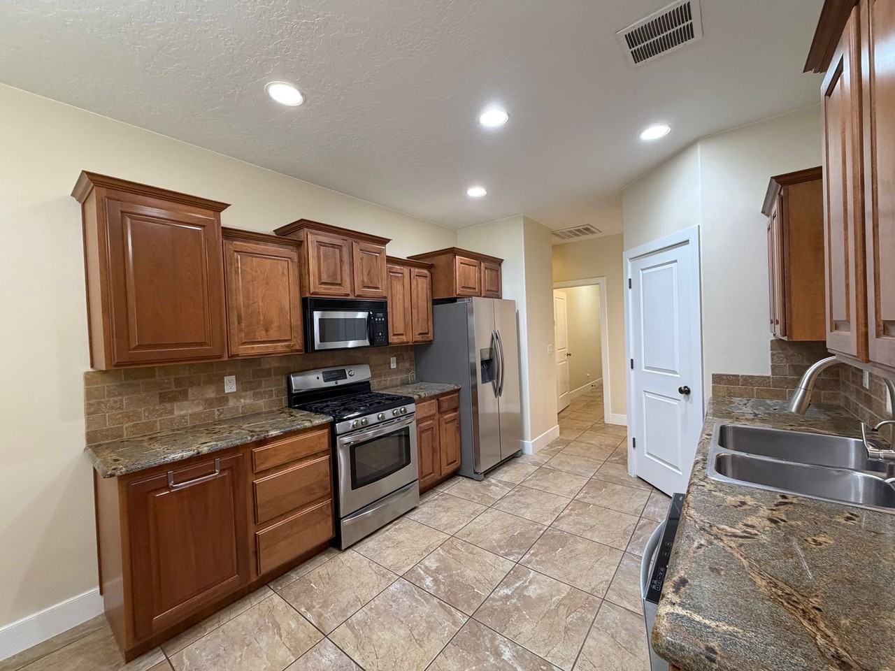 135 W Orchard Ln - Photo 4 of 36