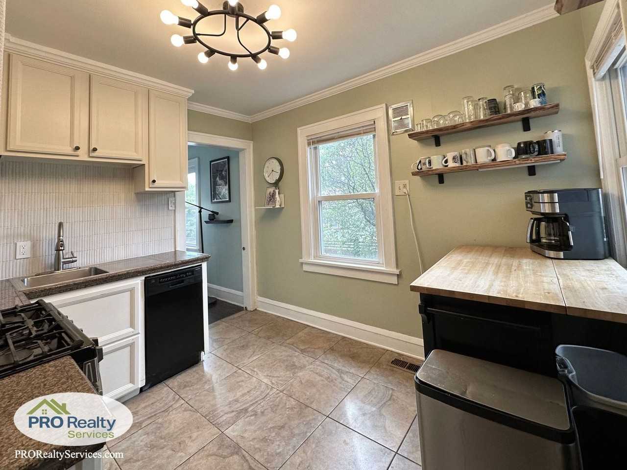 1417 29th Ave Ne - Photo 4 of 20