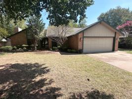 featured image of 804 Lakeside Cir