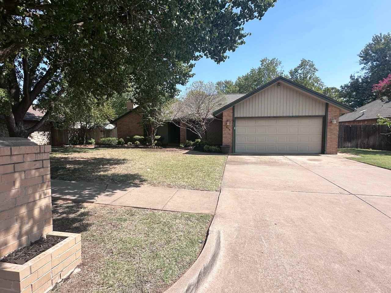 804 Lakeside Cir - Photo 2 of 27