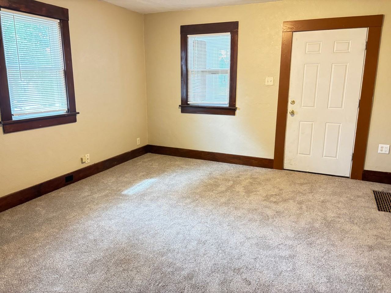 2118 Short St - Photo 5 of 10
