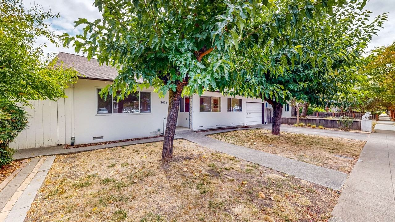 1426 3rd St - Photo 5 of 50