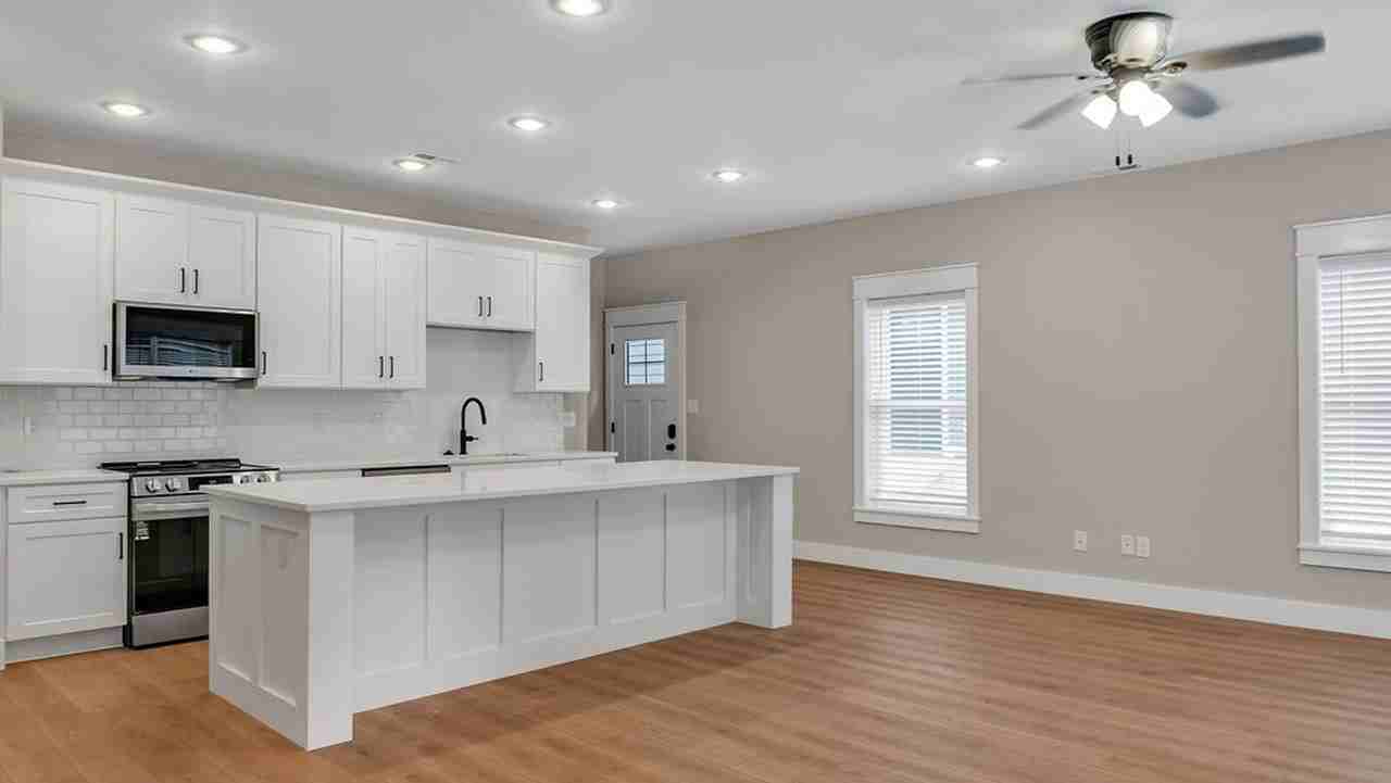 306 306 N Jefferson St - 306 N Jefferson St. - Photo 3 of 42