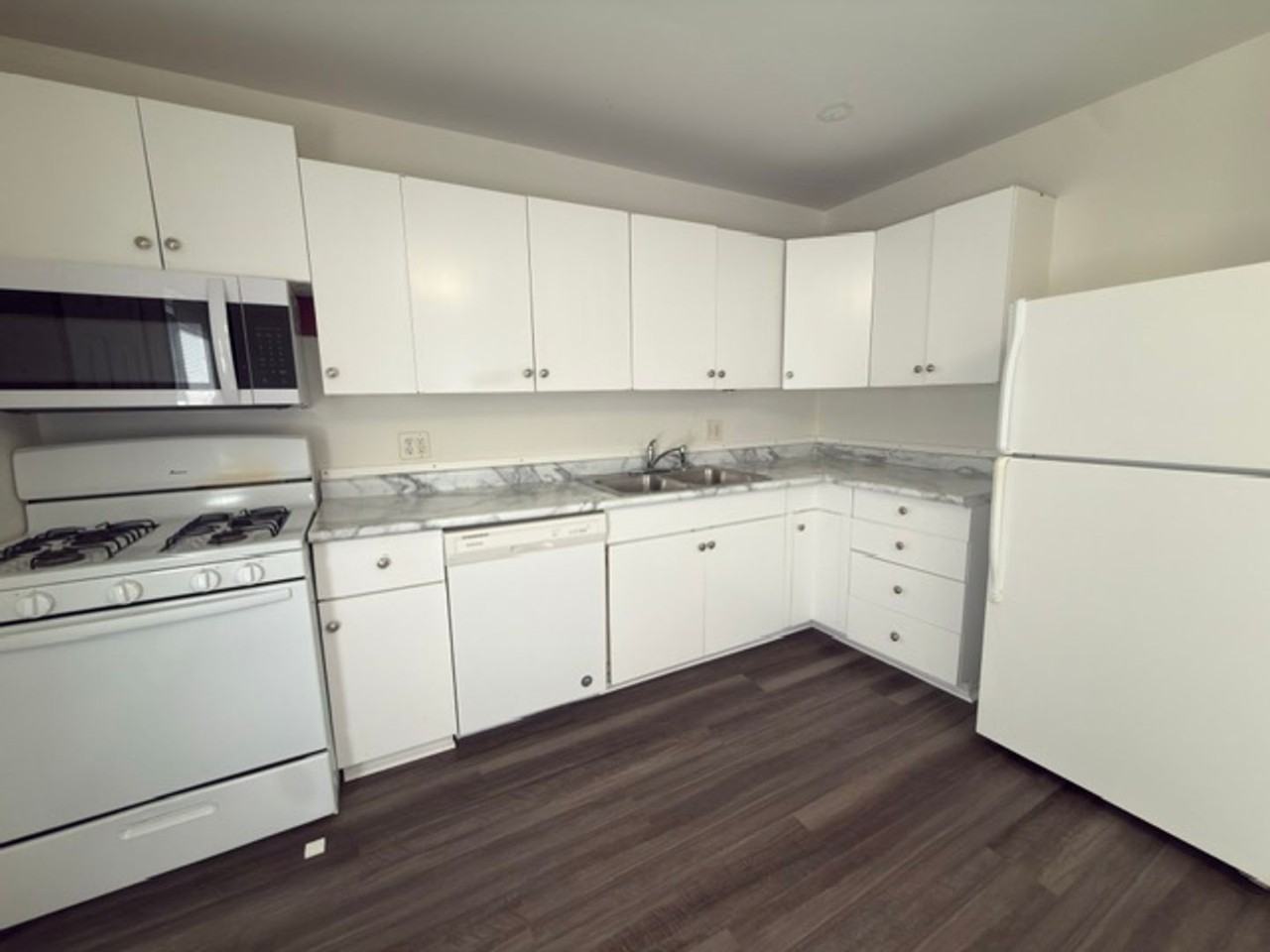 1411 Scottsdale Dr - Photo 4 of 9