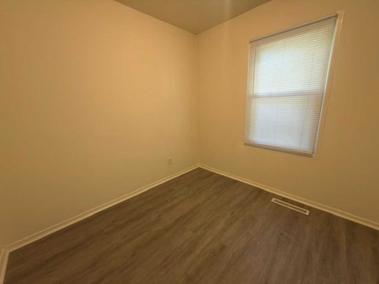 1411 Scottsdale Dr - Photo 6 of 9