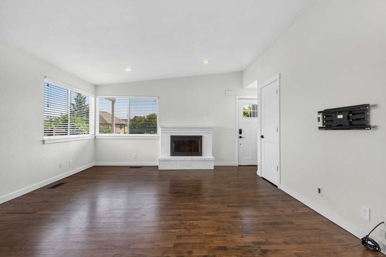 5929 32nd Ave Sw - Photo 3 of 44