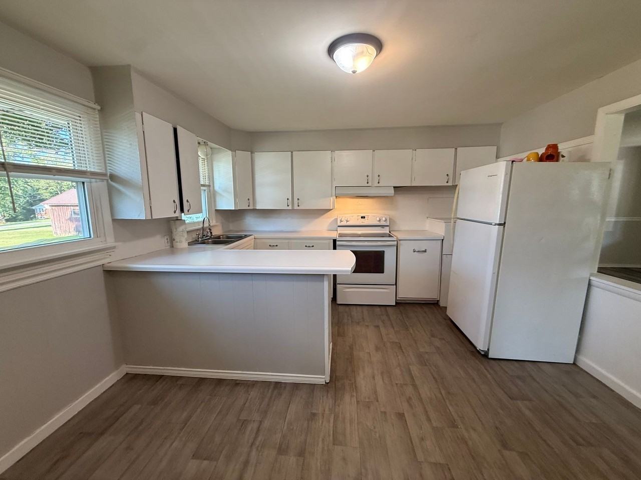 213 E 21st St - Photo 5 of 21