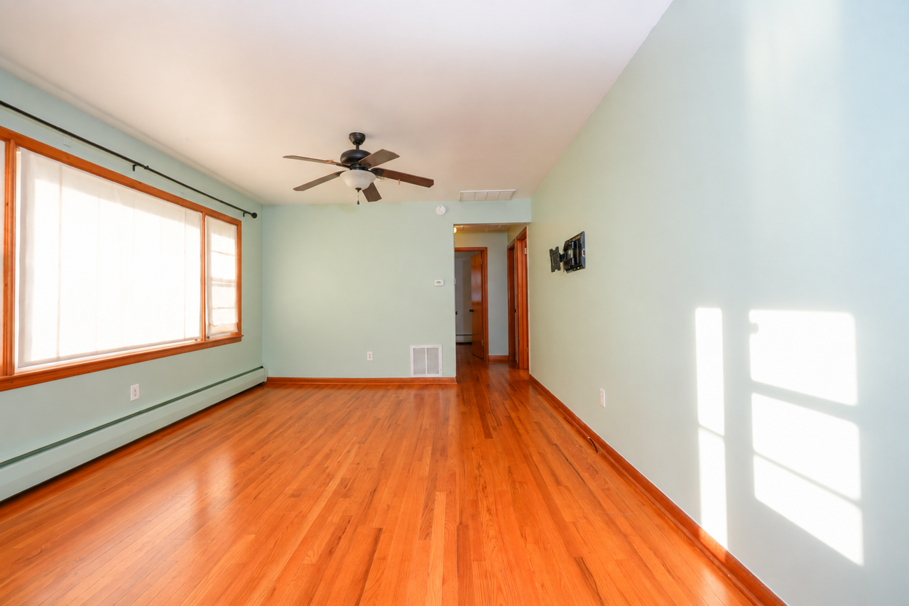 645 N Mount Joy St - Photo 5 of 47
