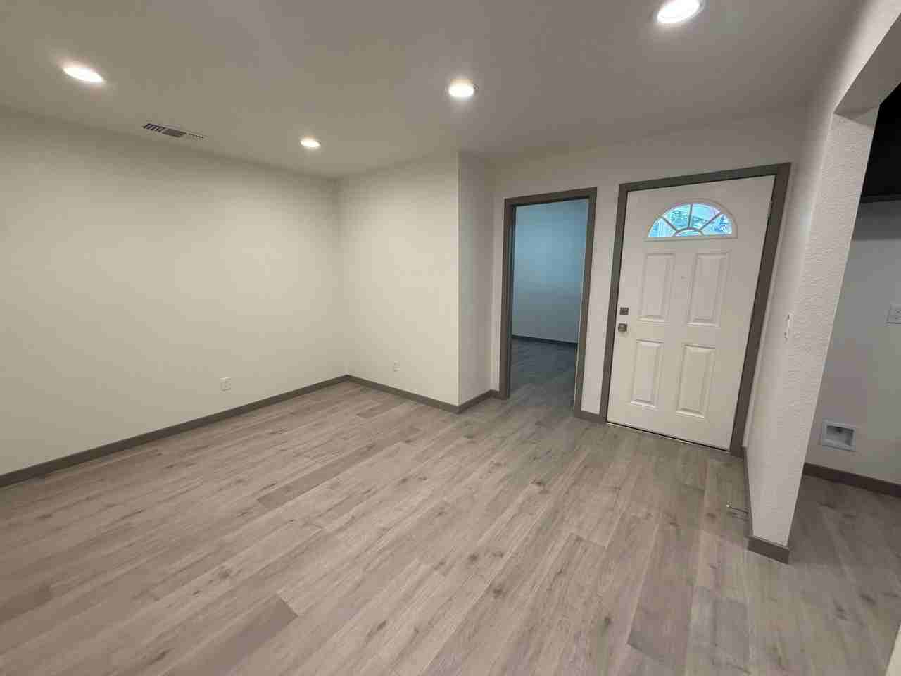 7330 Stratford Pl - Photo 6 of 32