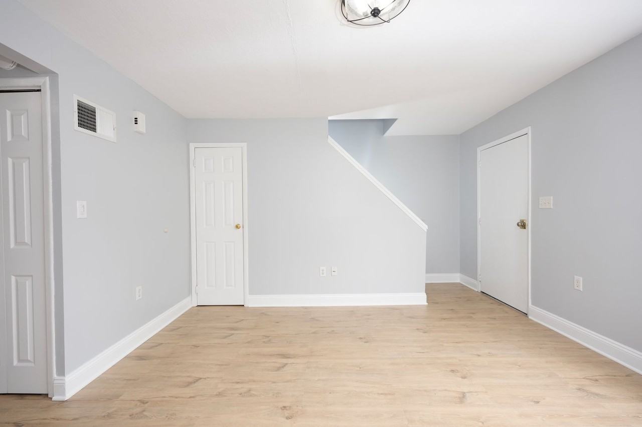 1421 E Caracas Ave - Photo 5 of 35