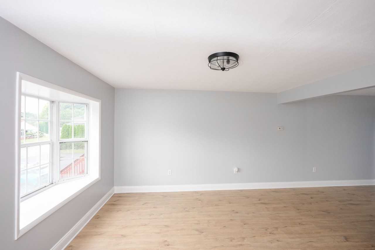 1421 E Caracas Ave - Photo 7 of 35