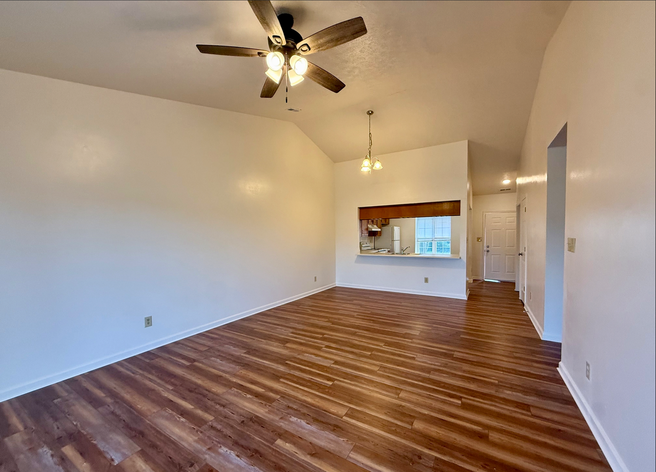 320 Woodberry Dr - Photo 4 of 11