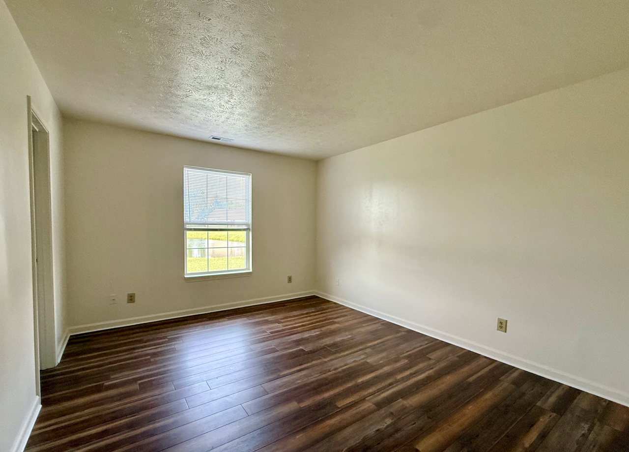 320 Woodberry Dr - Photo 5 of 11