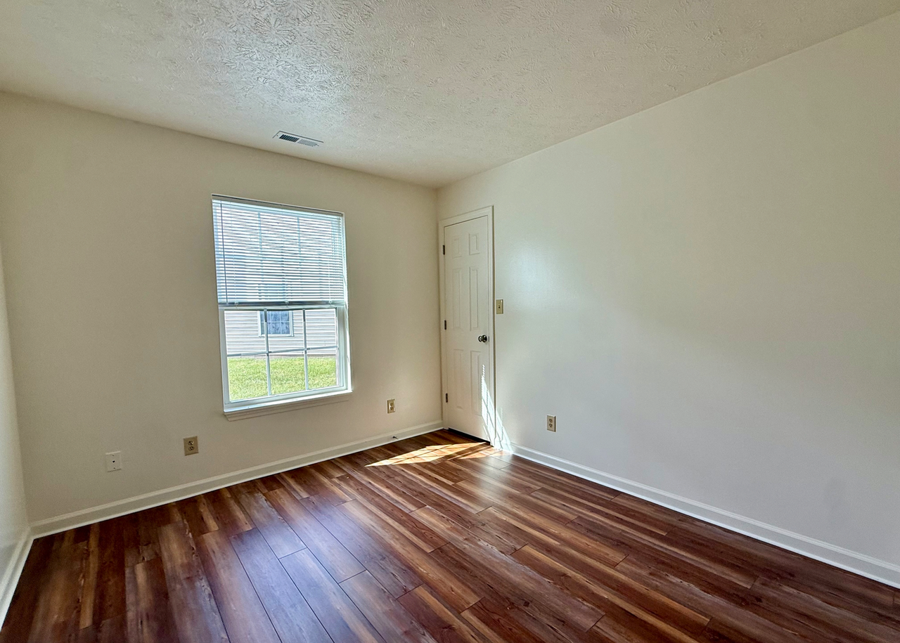 320 Woodberry Dr - Photo 7 of 11