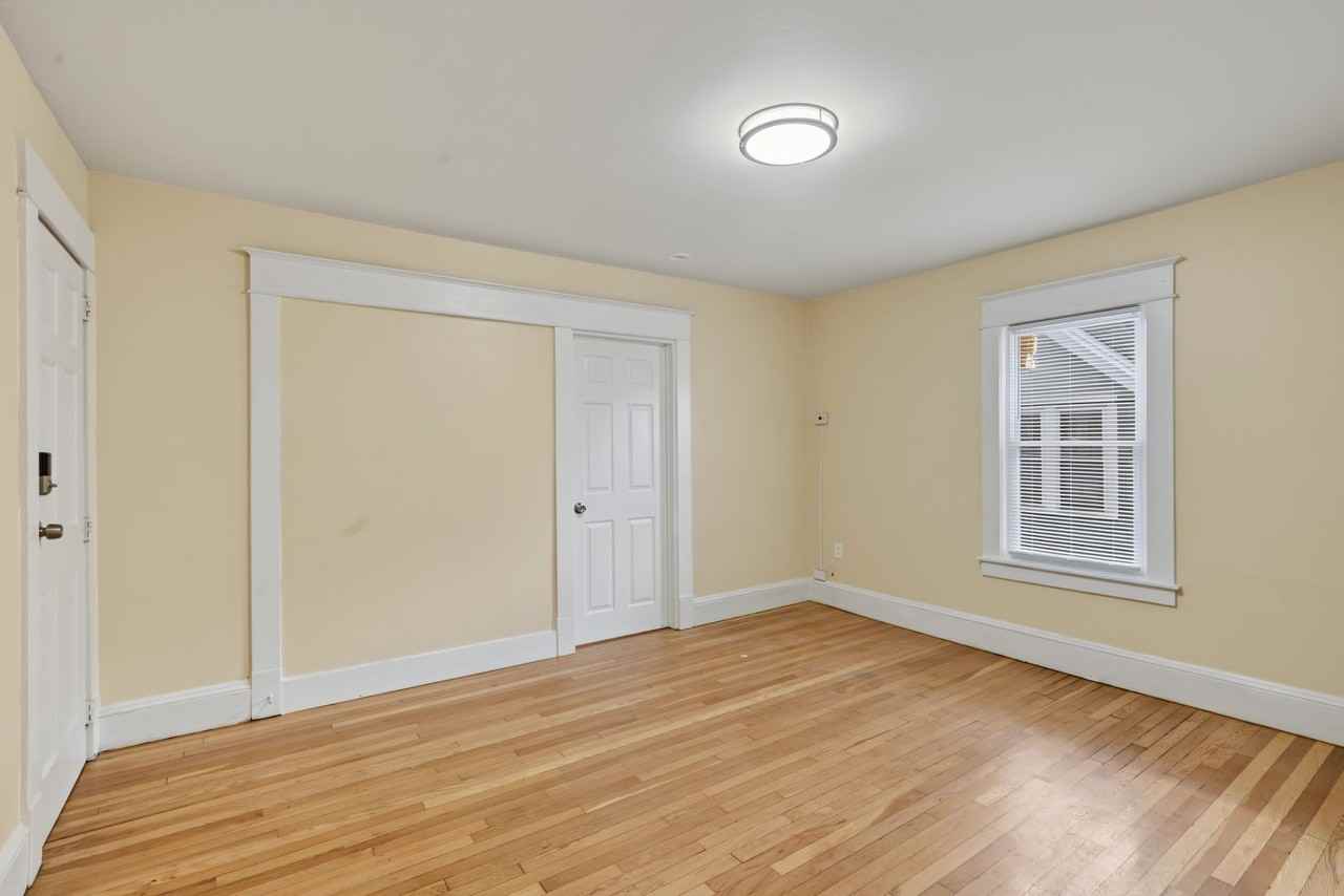 214 Oak Grove Ave - Photo 5 of 23