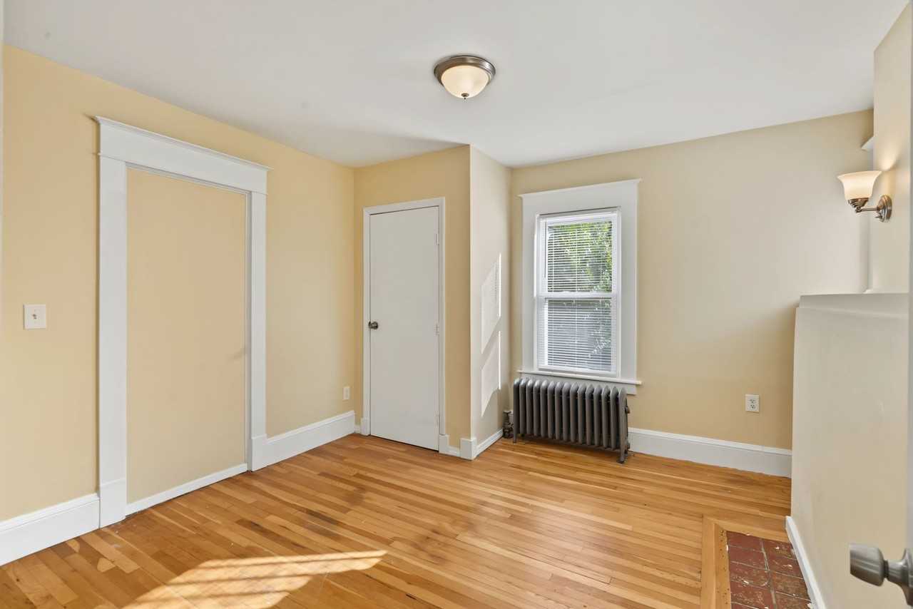 214 Oak Grove Ave - Photo 6 of 23