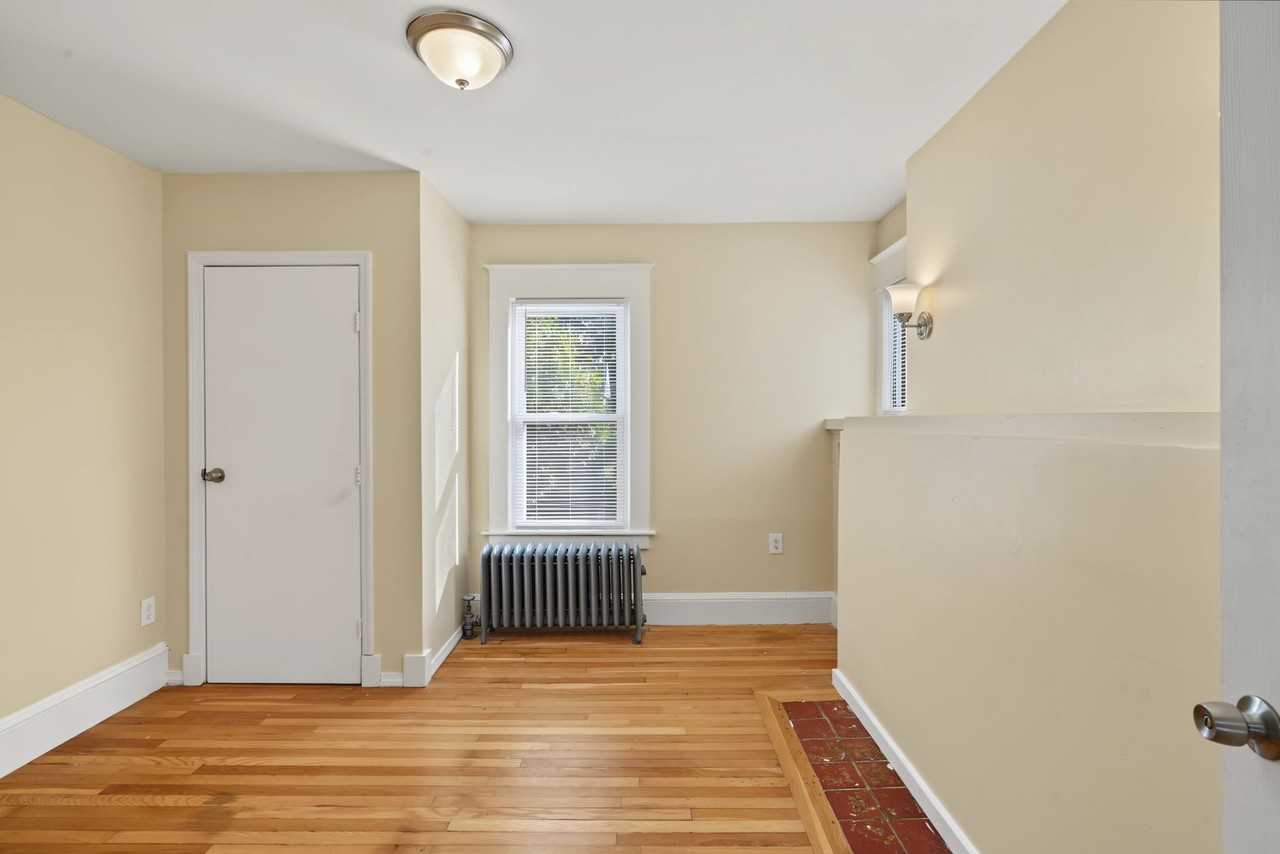 214 Oak Grove Ave - Photo 7 of 23