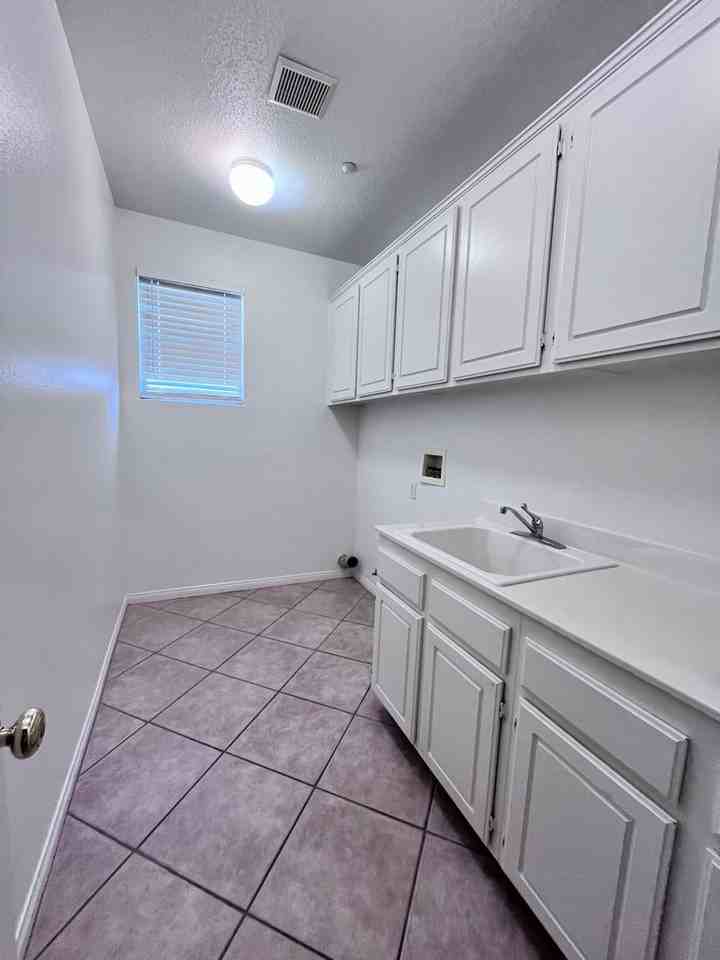 11811 Columbia Ct - Photo 5 of 19