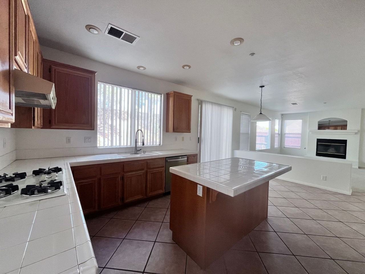 11811 Columbia Ct - Photo 7 of 19