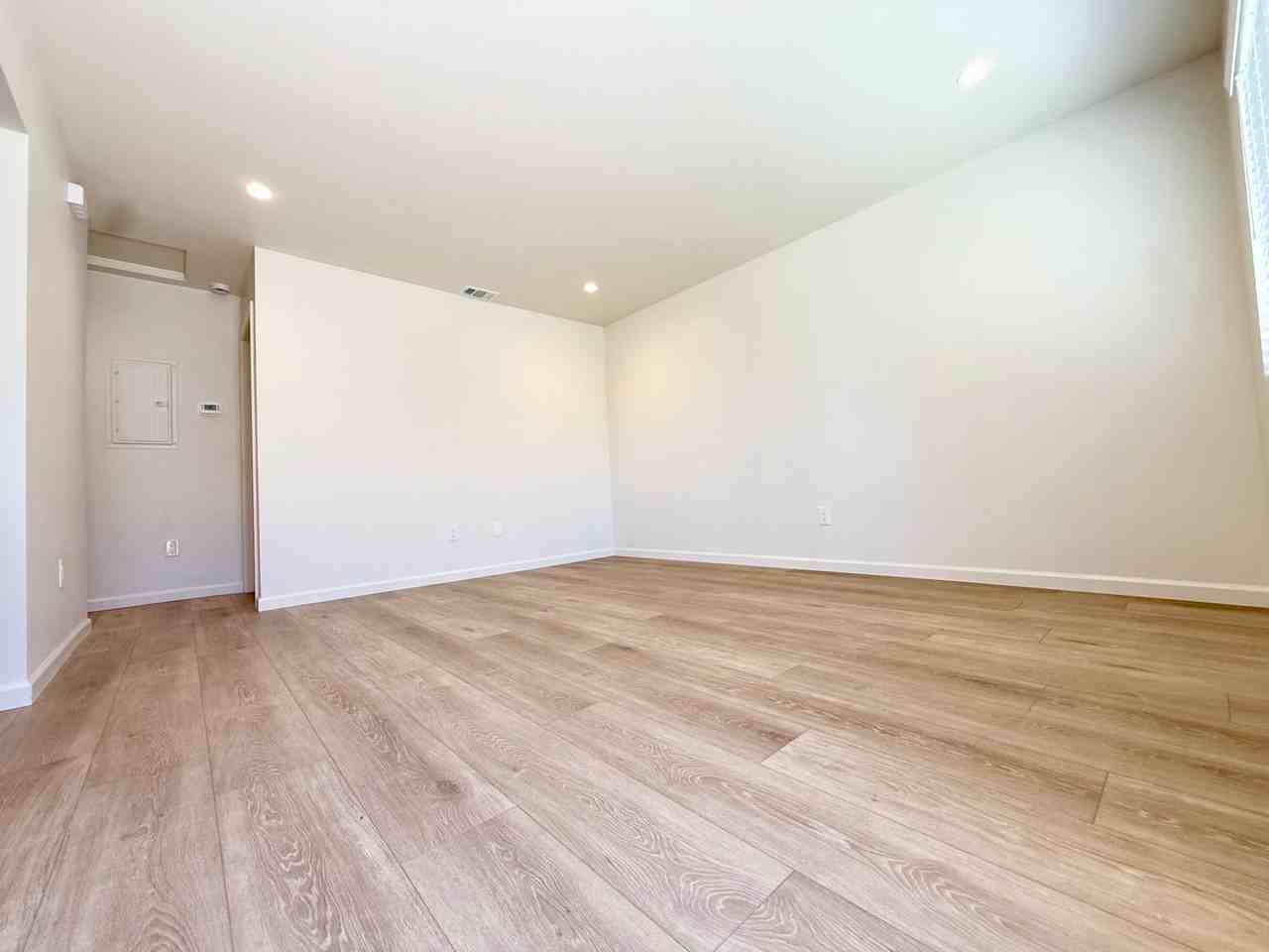 9291 Earl St - Photo 4 of 19