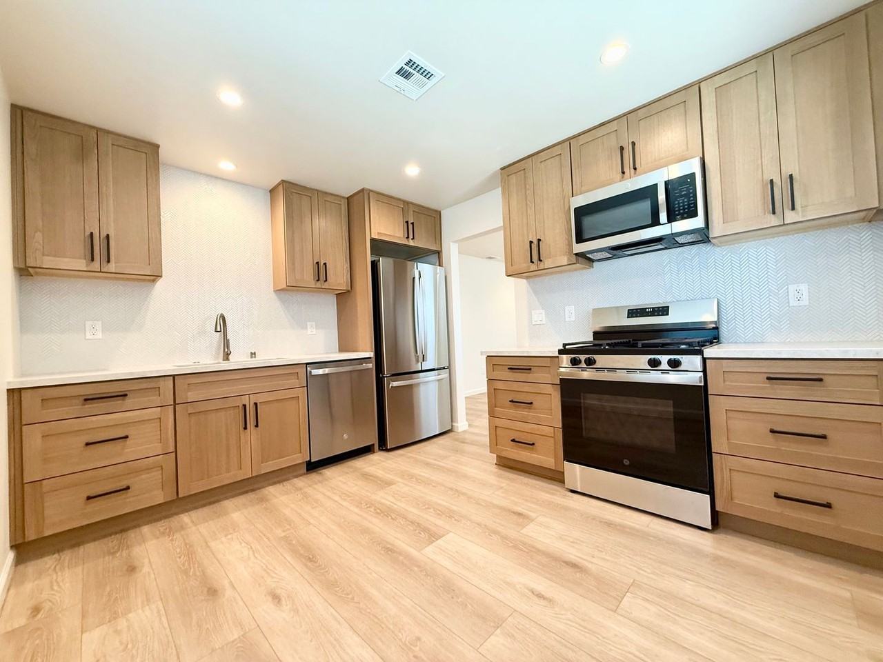 9291 Earl St - Photo 5 of 19