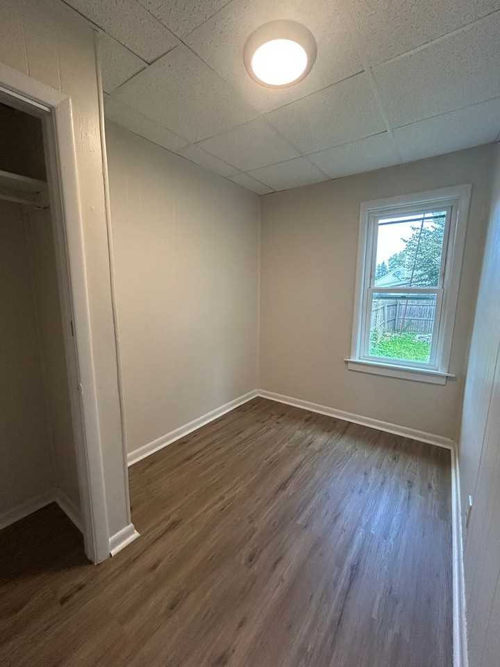 305 23rd St - Photo 4 of 15