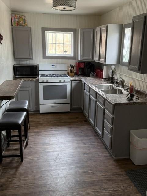1820 Lomas Blvd Nw - Photo 5 of 9