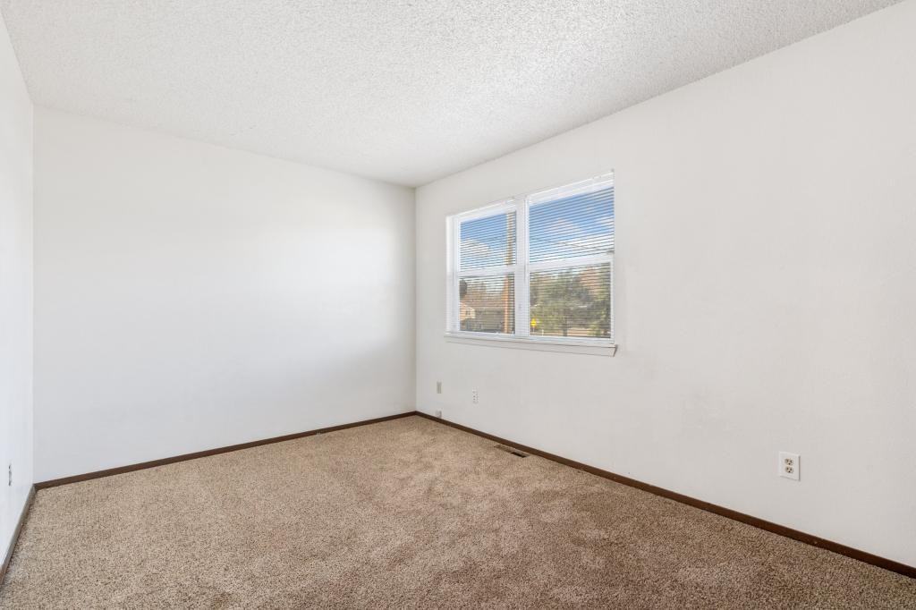 902 Hersinger Pl - Photo 4 of 12