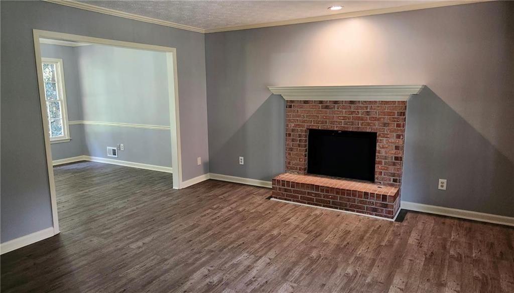 1011 Forest Park Ln - Photo 4 of 9