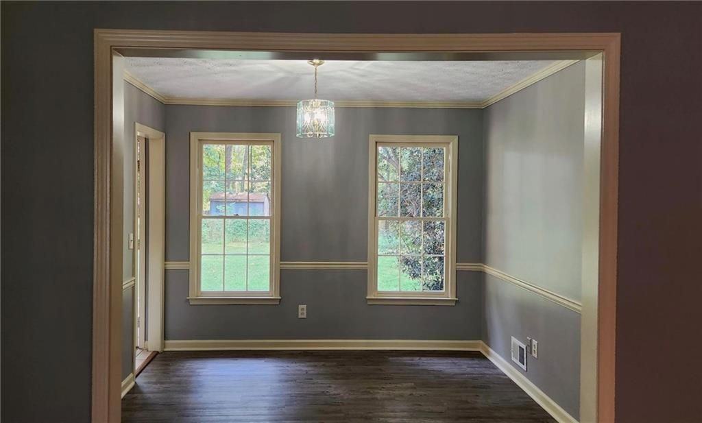 1011 Forest Park Ln - Photo 5 of 9