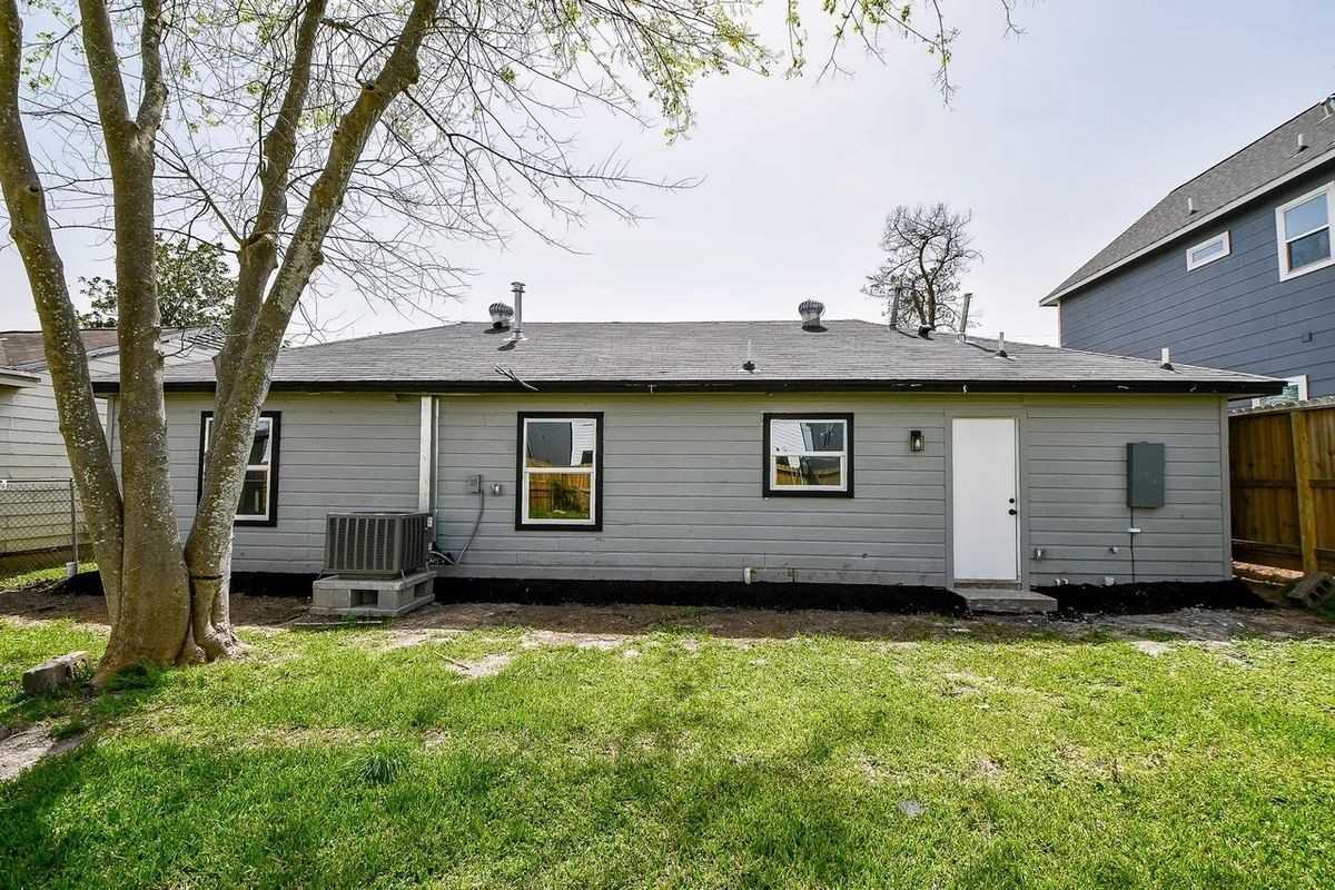 4223 Elmwood St - Photo 2 of 9