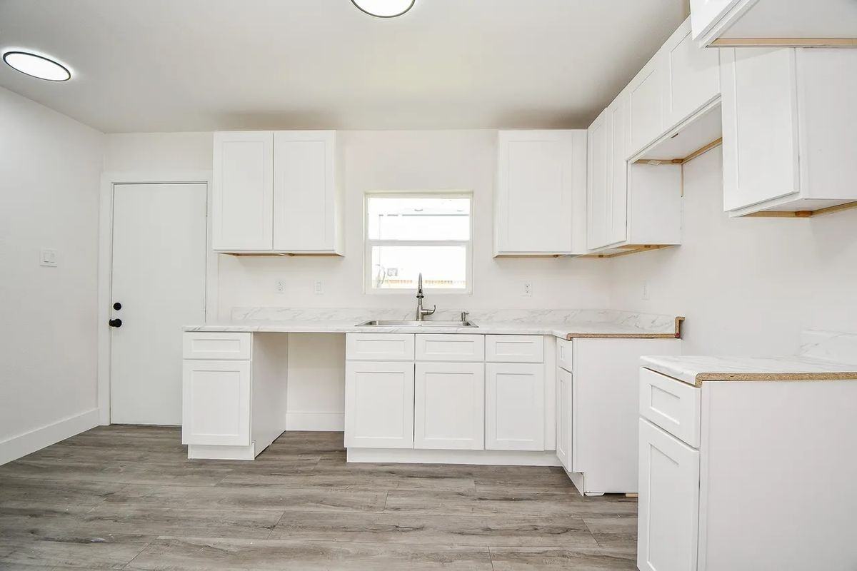 4223 Elmwood St - Photo 3 of 9