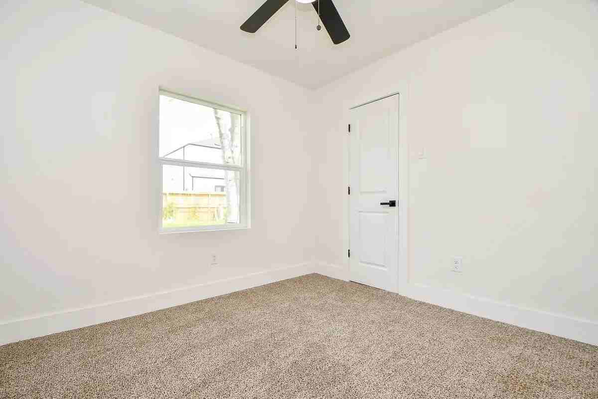 4223 Elmwood St - Photo 4 of 9
