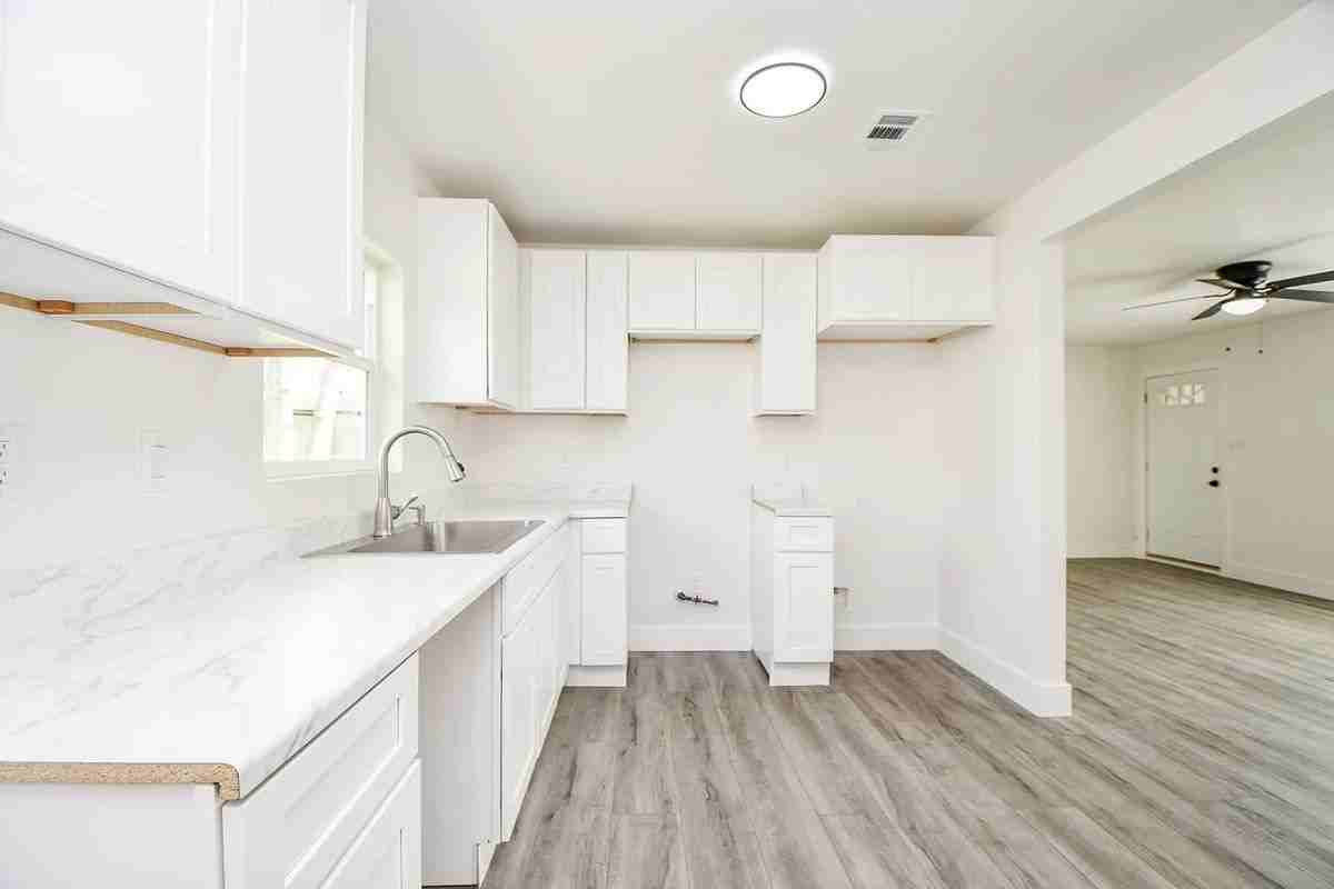 4223 Elmwood St - Photo 5 of 9