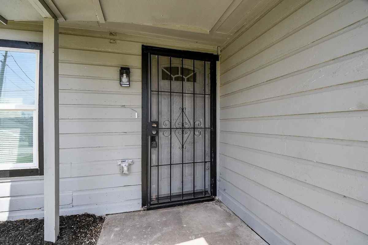 4223 Elmwood St - Photo 6 of 9