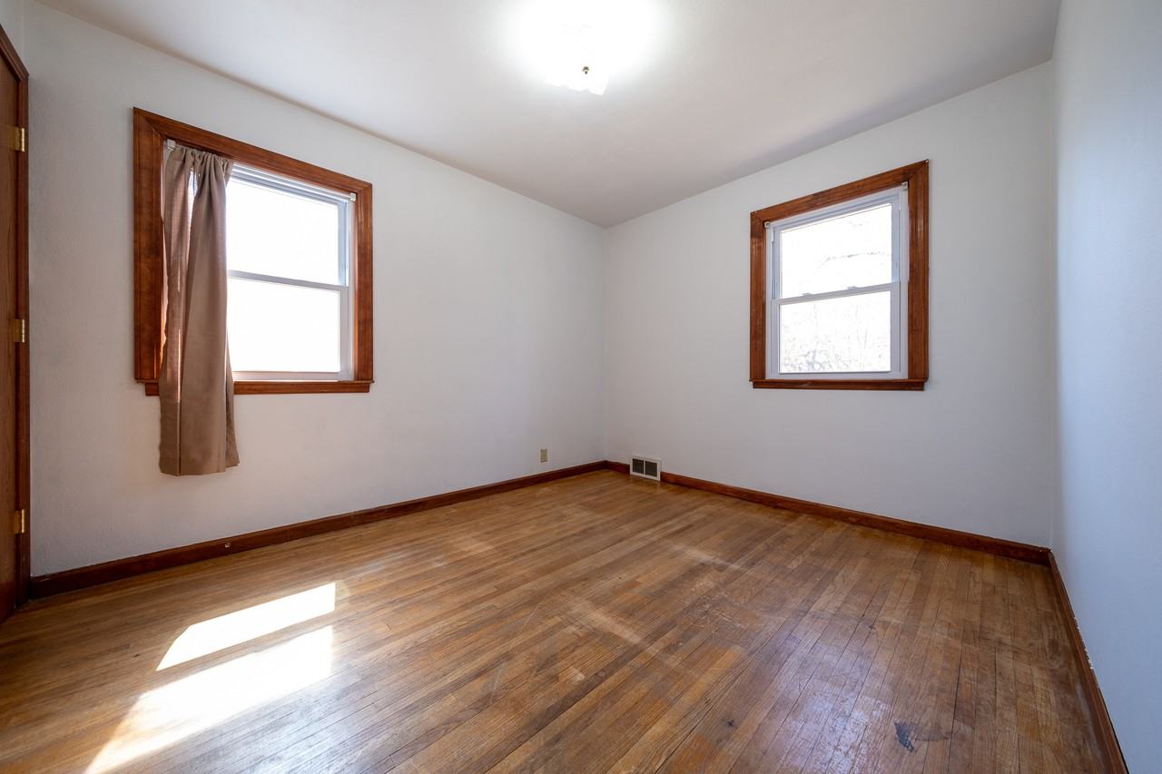 2737 Oxford St N - Photo 2 of 29