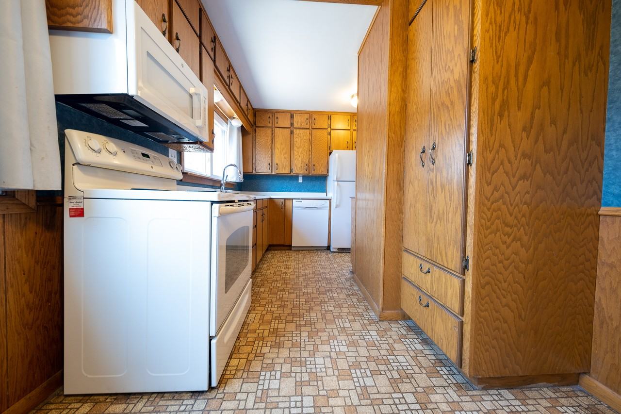 2737 Oxford St N - Photo 4 of 29