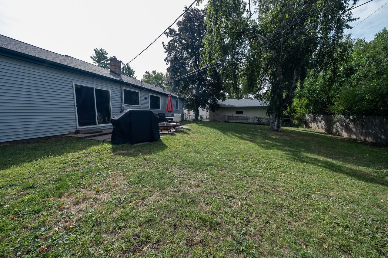 2737 Oxford St N - Photo 5 of 29