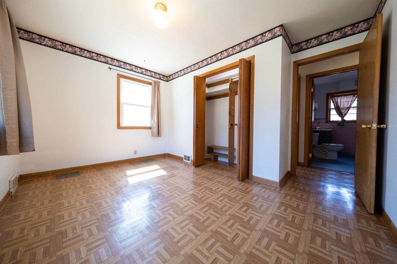 2737 Oxford St N - Photo 7 of 29