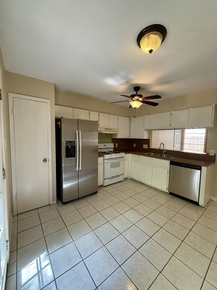 10805 Lanshire Dr #B - Photo 7 of 19