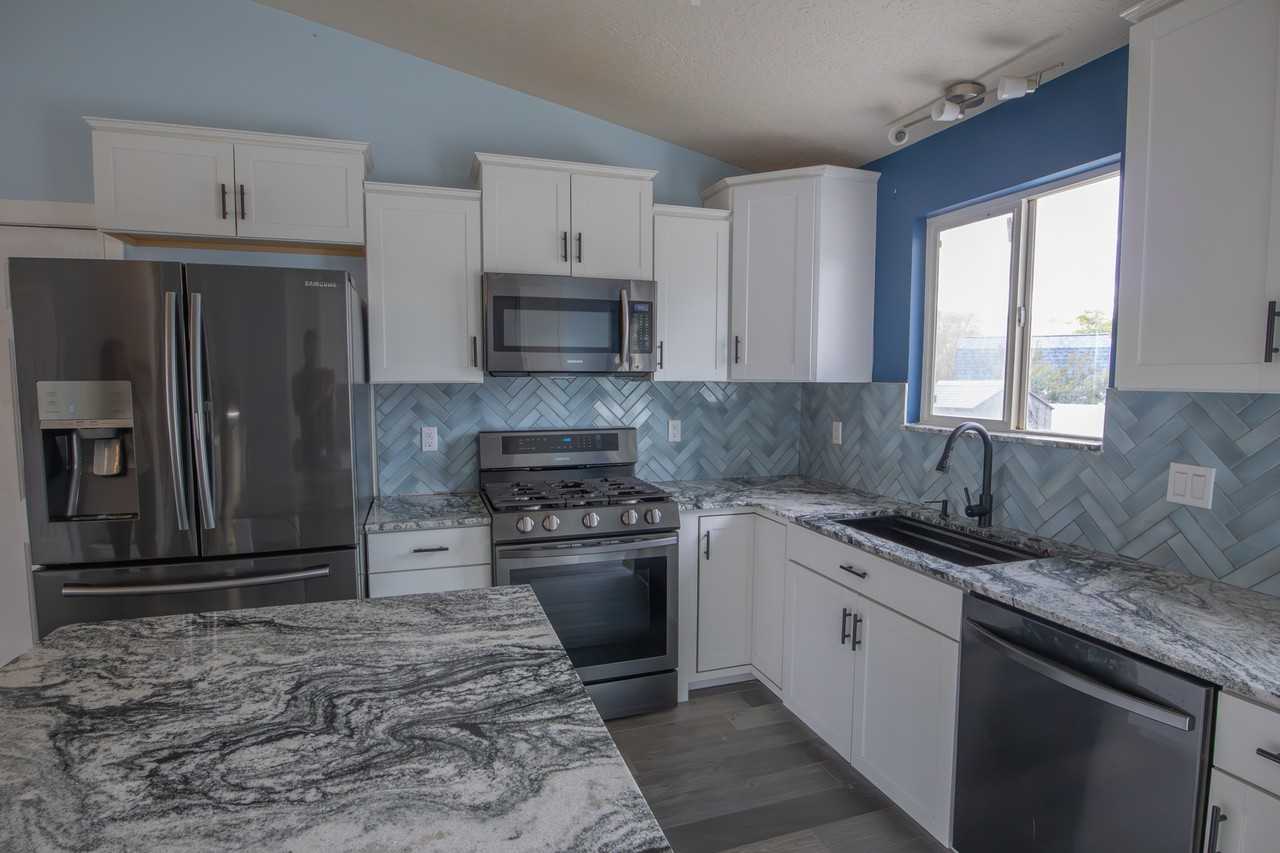 240 Ws - Photo 3 of 20